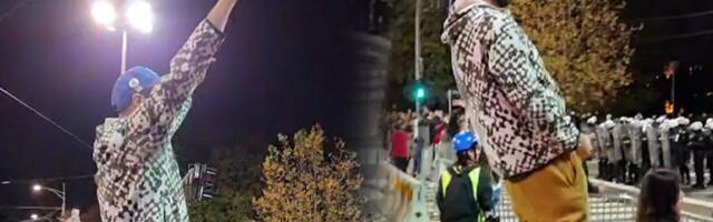 POČELA HAPŠENJA! Priveden blokader koji je pokazivao polni organ ispred Skupštine (FOTO/VIDEO)