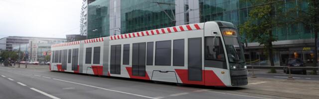 Hoiatavad kaadrid: millise trahvi toob ohtlik “trammijänesena” sõitmine?