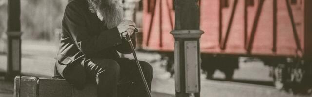 „Ma ei unusta Sind!“ Naiskodukaitsjad seovad 83 aastat tagasi küüditatute mälestuseks leinalindid raudteeperroonidele üle Eesti