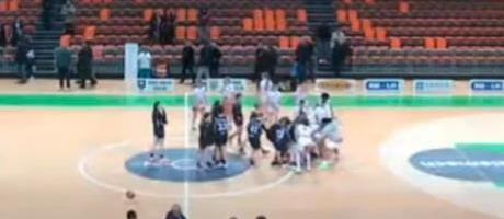 ŽESTOKA TUČA KOŠARKAŠICA U BOSNI! Opšta makljaža na centru terena, bacile rivalku na parket i nemilosrdno šutirale! (VIDEO)