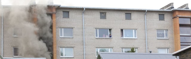 Tartus põleb kortermaja, ilmselt plahvatas gaasiballoon