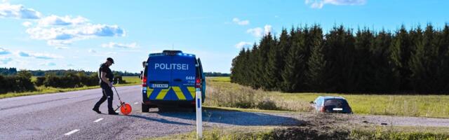 FOTOD: Põltsamaal õhulennu teinud Audi reisijad jooksid sündmuspaigalt minema