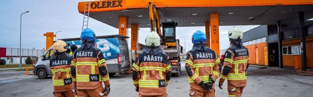 FOTOD | Õnnetus Viljandis_ ekskavaator jäi tankla katuse külge kinni