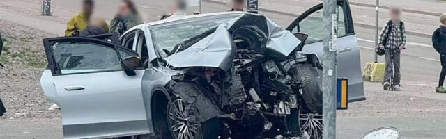 Helsingis sõitis auto vastu posti, vigastada said kaks väikest last