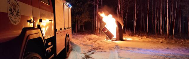 FOTOD: Järva-Jaanis põles avalik kemmerg