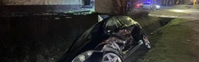 DETALJI TRAGEDIJE U DOBANOVCIMA  Tinejdžerka (16) kako se sumnja bila za volanom, devojčica nastradala, dvoje dece su prevezeni u bolnicu