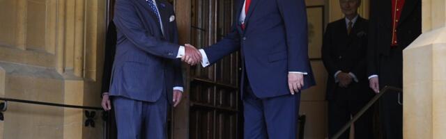 KLÕPS | Kuningas Charlesi paistes sõrmed tekitasid ta kodumaal omajagu segadust. Arst rahustab