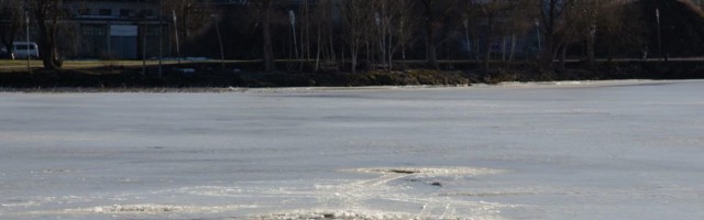 Jääleminek on eluohtlik: Pärnu jõel päästeti läbi jää vajunud kalamees