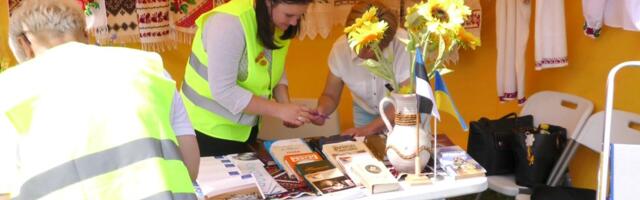 Vabatahtlikud panid Narva piiripunkti lähedale püsti Ukraina sõjapõgenikele mõeldud teabetelgi