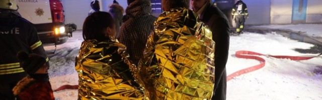 FOTOD | Kristiines süttis ridamaja garaažis auto, inimesed evakueeriti