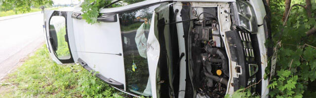 PILDID: Lääne-Virumaal hukkus autoga teelt välja sõitnud mees