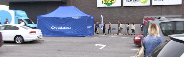 Reporter: Lasnamäe «sportlased» tegid vaktsineerimisbussi juures jõu- ja ilunumbreid