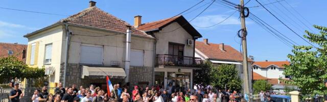 Protest solidarnosti sa roditeljima čiju je decu vređala SNS aktivistkinja i nastavnica održan u Vlasotincu