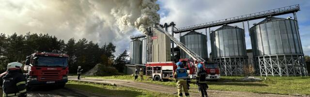 FOTO | Lääne-Nigula vallas põleb kuivati. Paks suits häirib liiklust