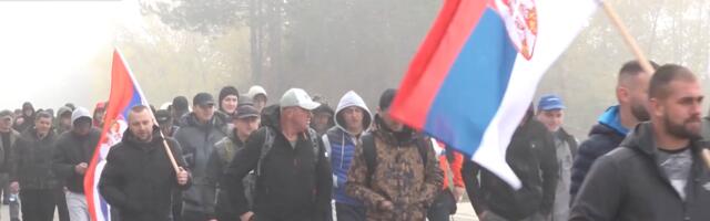 Grupu koja je sa Kosova krenula peške dočekale pogrde u Mrčajevcima (VIDEO)