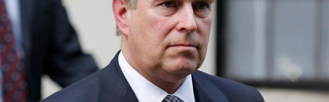 Häbistatud Andrew vahetab taas elukohta. Kolimisautod viivad tema uude koju juba kunstiteoseid