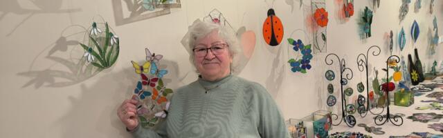 Vana-Võromaa käsitööesinduses ootab külastajaid uus vitraažinäitus „Päikesekillud läbi klaasi“  