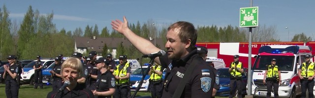Reporter: Pärnu politsei ja päästjad tänasid meditsiinitöötajaid vendade Johansonide laulu saatel