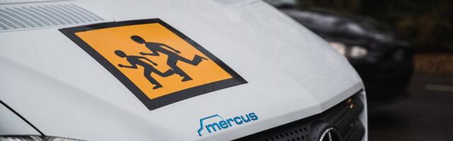 Veoauto järelhaagise alt ära lennanud ratas tabas koolibussi. Keegi raskelt viga ei saanud
