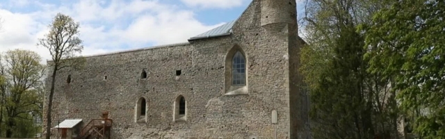 FOTOD JA VIDEO | Kõrged müürid, võlvlaed, hunnitud vaated. Padise vastrenoveeritud klooster pakub vägevat vaatepilti