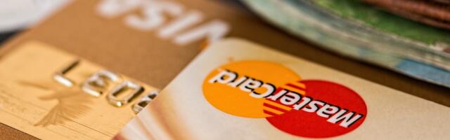 Üle poolte Eesti naistest hoiavad oma finantse mitmes pangas