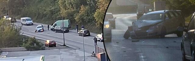 Automobili smrskani, srča i delovi rasuti po putu: Saobraćajna nezgoda u Užicu (FOTO)