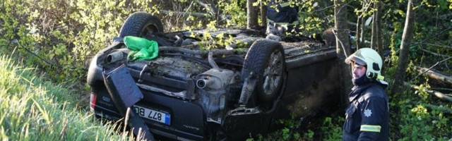 FOTOD | 19 aastane nooruk kihutas Subaruga teelt välja ja paiskus kraavi, rattad taeva poole