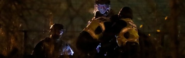 FOTOD | Purjus mees seiskas Nõmme kandis rongiliikluse. Pärast kahte ja poolt tundi veeti mees minema