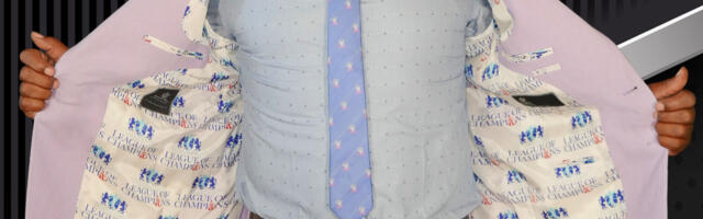 ROKILEGEND ALICE COOPER sai selga Eestis tegutseva moemaja ülikonna