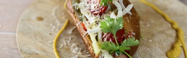 RETSEPT | Täna on rahvusvaheline hot dog’i päev! Tähista seda Joel Ostrati maitsva retseptiga