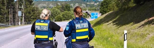 Päev liikluses_ juht sõitis teelt välja kivihunnikusse, kolm noort said vigastada