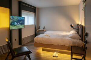 Voodi, lamamistool ja kaelakee