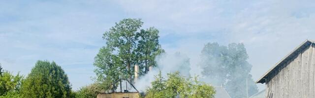 Paaksima külas hävitas tuli elumaja katuse