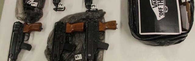 Kohtla-Järvel pürgib volikokku kuulipildujatega äritsenud jõugu liige