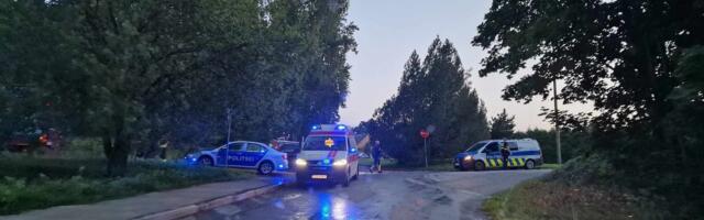 Päev liikluses: seni tuvastamata juht sõitis vastu puud, kaks inimest sai viga