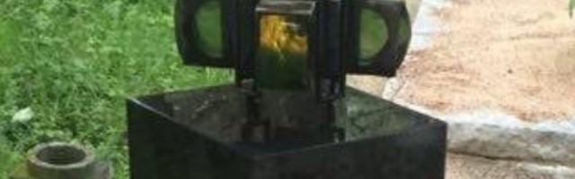 FOTOD | Politsei palub abi Pärnamäe kalmistult varastatud hinnalise küünlajala leidmiseks