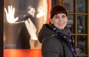 Naise koht on … laval. Ja lava taga