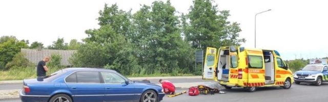 FOTOD | Uuemõisa alevikus hukkus autolt löögi saanud 64-aastane naine