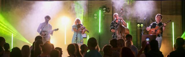 XXI Hiiu Folk tõi väiksema festivali, mis puudutas publikut erilise läheduse ja soojusega
