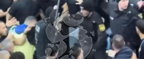 BRUTALNA TUČA! SEVALE PESNICE NA TRIBINI, SVETISLAV PEŠIĆ GLEDAO HOROR SCENE! Navijači Fenera napravili ogroman haos, pogledajte kako su se tukli! VIDEO