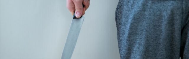 Keset päeva pussitas üks mees Sillamäel baari ees joomakaaslast