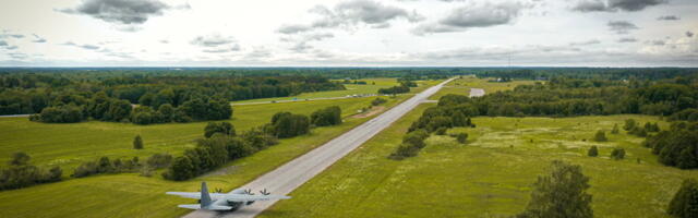 PILDID: Piibe maanteele maandusid kaks liitlaste transpordilennukit