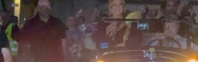 Ćana stigla na koncert u oldtajmeru: Publika na Tašmajdanu u transu, pevačica zapevala iz automobila svoj hit