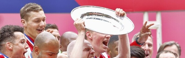 Ajax sulatas trofee tähtedeks ning jagas fännidele