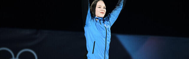 Eesti lippu kannavad OM-i lõputseremoonial uisutajad