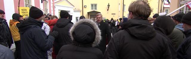 Reporter: Valitsuse istungilt lahkuvad ministrid said meeleavaldajatelt sõimata