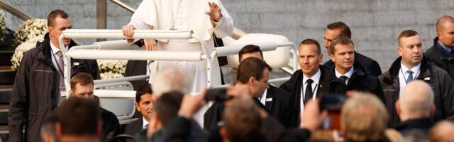 Paavst Franciscus. Üllas ja tagasihoidlik mees, kes murdis rahalise traditsiooni