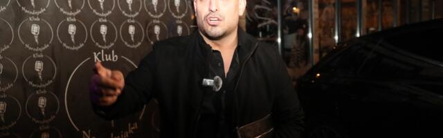 "OBRIŠI ZADNJICU SVOJIM MIŠLJENJEM!" Svastika Darka Lazića brutalno ućutkala kritičare, a pevač otkrio bolnu istinu o povratku na scenu nakon smrti brata