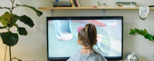 Eesti lapsed näevad televisioonis liiga palju ebatervislikke toidu- ja joogireklaame