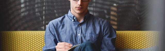 Peaasi.ee ja Kinoteater kutsuvad mehi vaimset tervist toetavale naljakirjutamise koolitusele